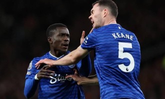 英超戏剧性提升，内讧红牌竟成赢球密码，曼联主场输球症结分析